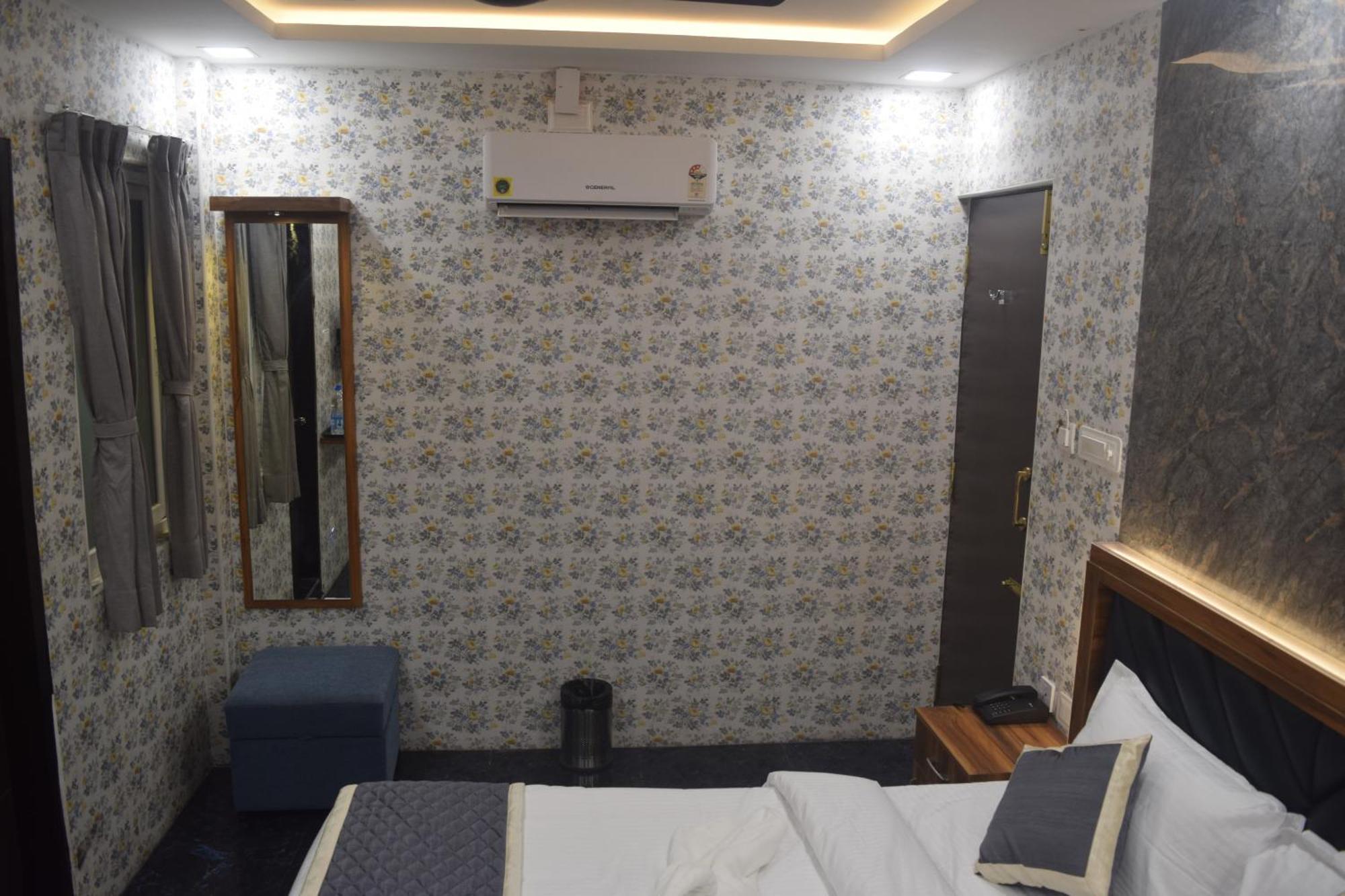 Esakki Empire Hotel Chennai Exterior photo